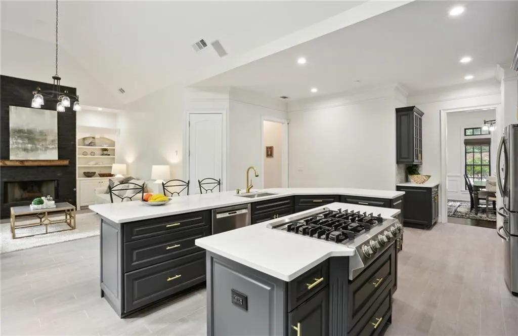 498 West Spalding Drive, Sandy Springs, Georgia 30328, 6 Bedrooms Bedrooms, ,5 BathroomsBathrooms,Residential,Sold,498 West Spalding Drive,7068395