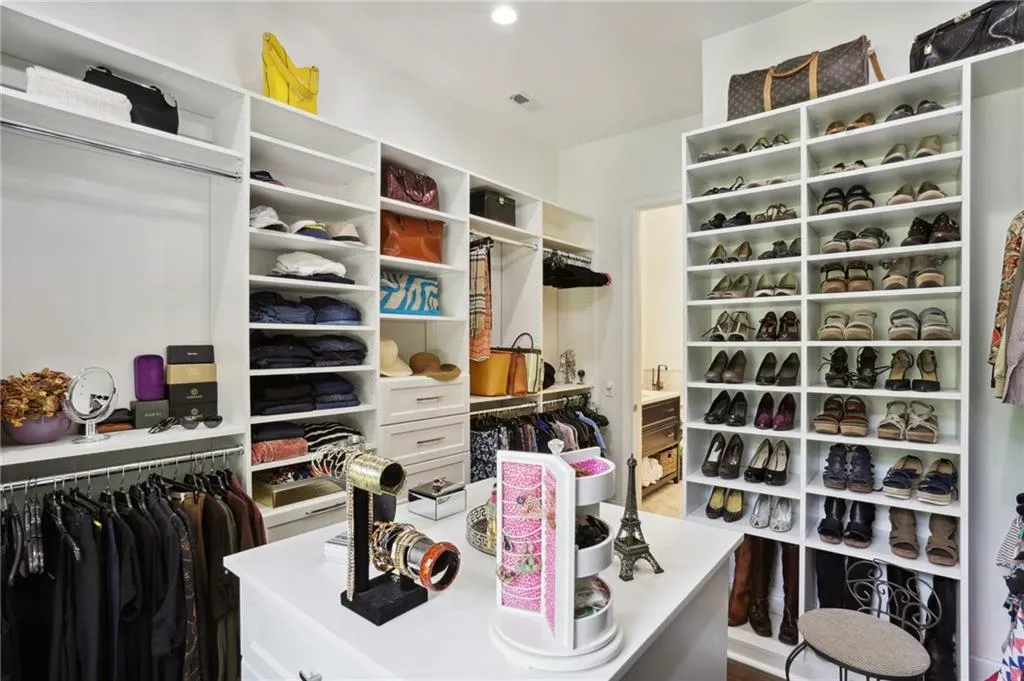 498 West Spalding Drive, Sandy Springs, Georgia 30328, 6 Bedrooms Bedrooms, ,5 BathroomsBathrooms,Residential,Sold,498 West Spalding Drive,7068395