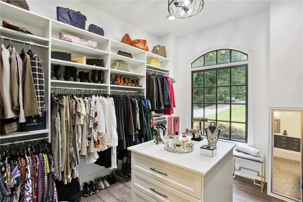 498 West Spalding Drive, Sandy Springs, Georgia 30328, 6 Bedrooms Bedrooms, ,5 BathroomsBathrooms,Residential,Sold,498 West Spalding Drive,7068395