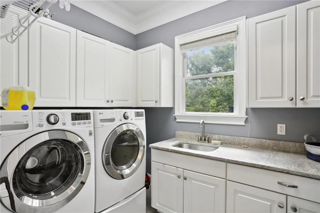 498 West Spalding Drive, Sandy Springs, Georgia 30328, 6 Bedrooms Bedrooms, ,5 BathroomsBathrooms,Residential,Sold,498 West Spalding Drive,7068395