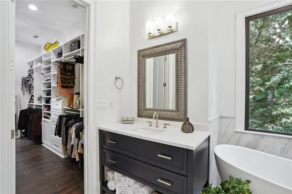 498 West Spalding Drive, Sandy Springs, Georgia 30328, 6 Bedrooms Bedrooms, ,5 BathroomsBathrooms,Residential,Sold,498 West Spalding Drive,7068395