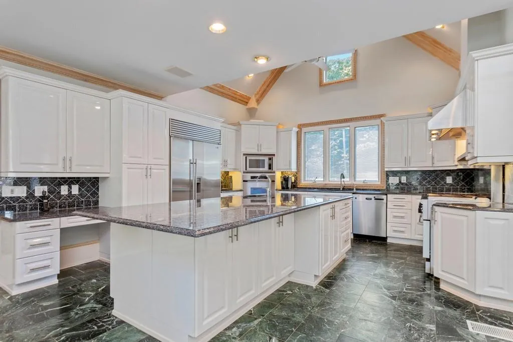 655 Fair Oaks Manor, Sandy Springs, Georgia 30327, 5 Bedrooms Bedrooms, ,6 BathroomsBathrooms,Residential,Sold,655 Fair Oaks Manor,6733564