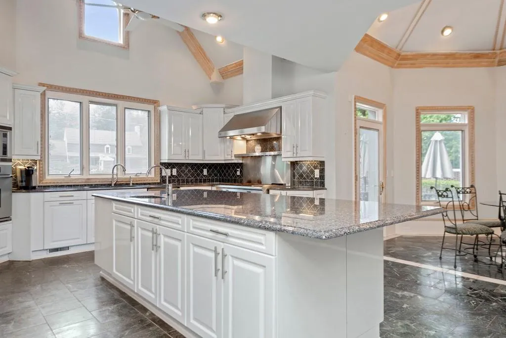 655 Fair Oaks Manor, Sandy Springs, Georgia 30327, 5 Bedrooms Bedrooms, ,6 BathroomsBathrooms,Residential,Sold,655 Fair Oaks Manor,6733564