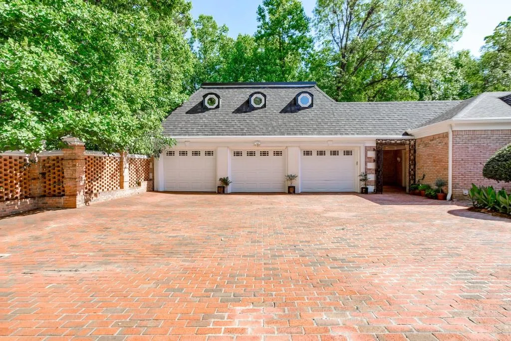 655 Fair Oaks Manor, Sandy Springs, Georgia 30327, 5 Bedrooms Bedrooms, ,6 BathroomsBathrooms,Residential,Sold,655 Fair Oaks Manor,6733564