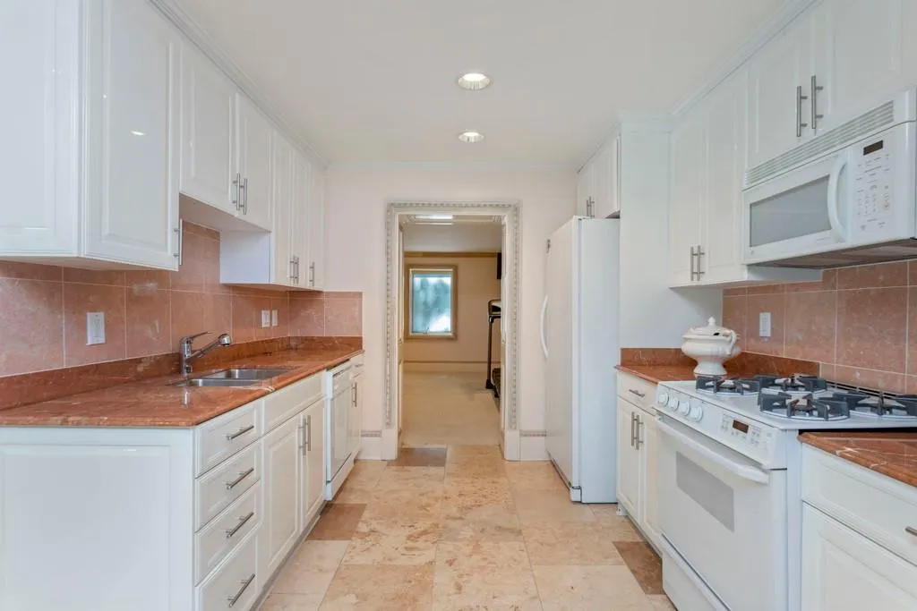 655 Fair Oaks Manor, Sandy Springs, Georgia 30327, 5 Bedrooms Bedrooms, ,6 BathroomsBathrooms,Residential,Sold,655 Fair Oaks Manor,6733564
