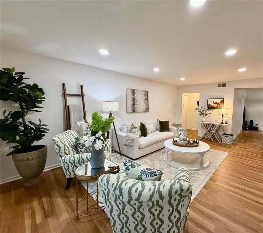 6851 Roswell Road Unit N-20, Sandy Springs, Georgia 30328, 3 Bedrooms Bedrooms, ,2 BathroomsBathrooms,Residential,For Sale,6851 Roswell Road Unit N-20,7656031