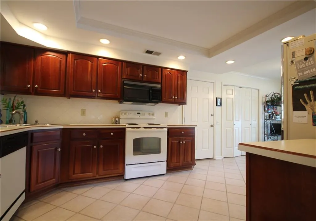 96 Dunwoody Springs Drive Unit 96, Sandy Springs, Georgia 30328, 3 Bedrooms Bedrooms, ,2 BathroomsBathrooms,Residential,Sold,96 Dunwoody Springs Drive Unit 96,5837502