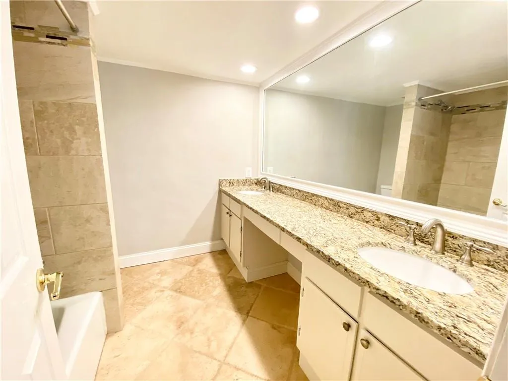 6851 Roswell Road Unit Q14, Sandy Springs, Georgia 30328, 3 Bedrooms Bedrooms, ,2 BathroomsBathrooms,Residential,Sold,6851 Roswell Road Unit Q14,7128500