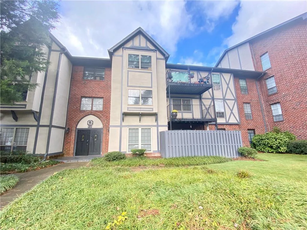 6851 Roswell Road Unit Q14, Sandy Springs, Georgia 30328, 3 Bedrooms Bedrooms, ,2 BathroomsBathrooms,Residential,Sold,6851 Roswell Road Unit Q14,7128500