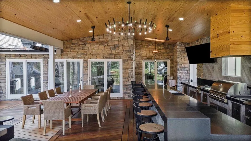 825 Overhill Court, Atlanta, Georgia 30328, 5 Bedrooms Bedrooms, ,5 BathroomsBathrooms,Residential,For Sale,825 Overhill Court,7738790