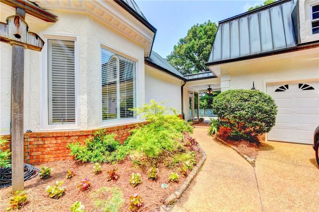 9185 Huntcliff Trace, Sandy Springs, Georgia 30350, 5 Bedrooms Bedrooms, ,5 BathroomsBathrooms,Residential,Sold,9185 Huntcliff Trace,6045366