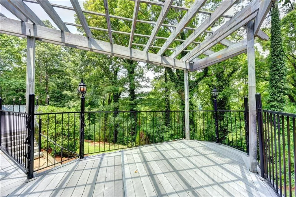 9185 Huntcliff Trace, Sandy Springs, Georgia 30350, 5 Bedrooms Bedrooms, ,5 BathroomsBathrooms,Residential,Sold,9185 Huntcliff Trace,6045366