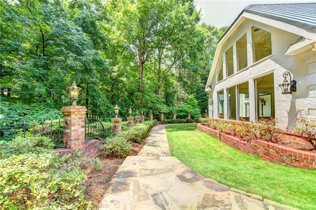 9185 Huntcliff Trace, Sandy Springs, Georgia 30350, 5 Bedrooms Bedrooms, ,5 BathroomsBathrooms,Residential,Sold,9185 Huntcliff Trace,6045366