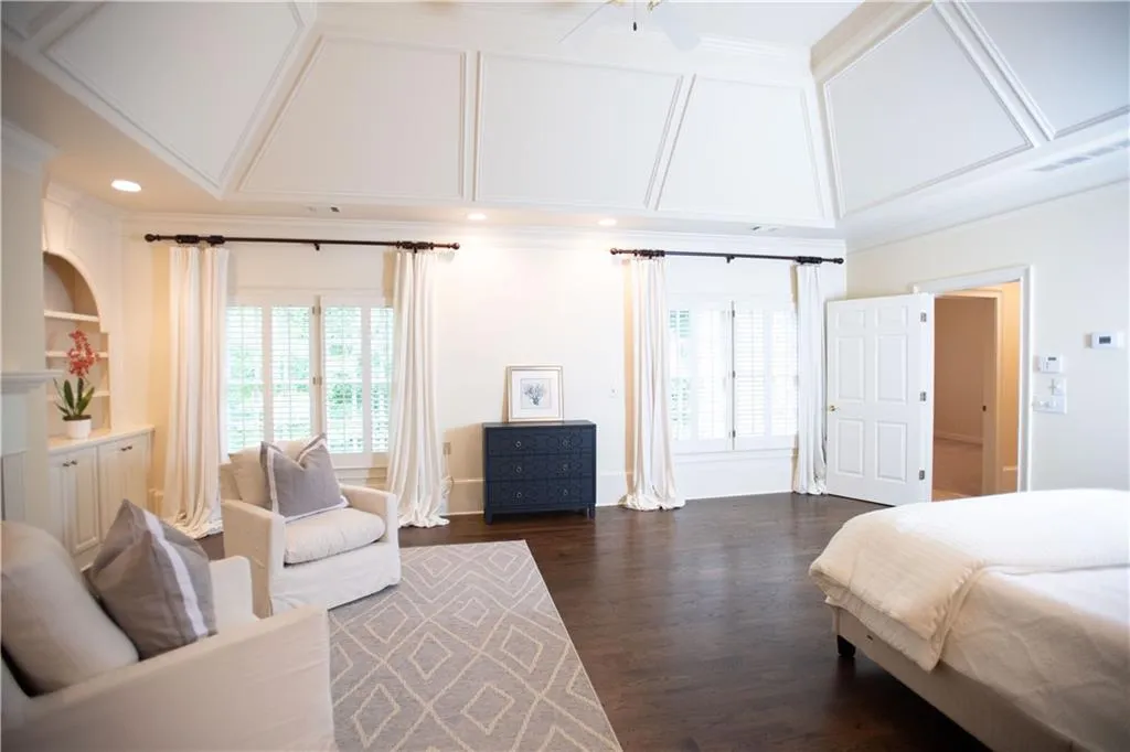 4555 Peachtree Dunwoody Road, Sandy Springs, Georgia 30342, 4 Bedrooms Bedrooms, ,4 BathroomsBathrooms,Residential,Sold,4555 Peachtree Dunwoody Road,6860913