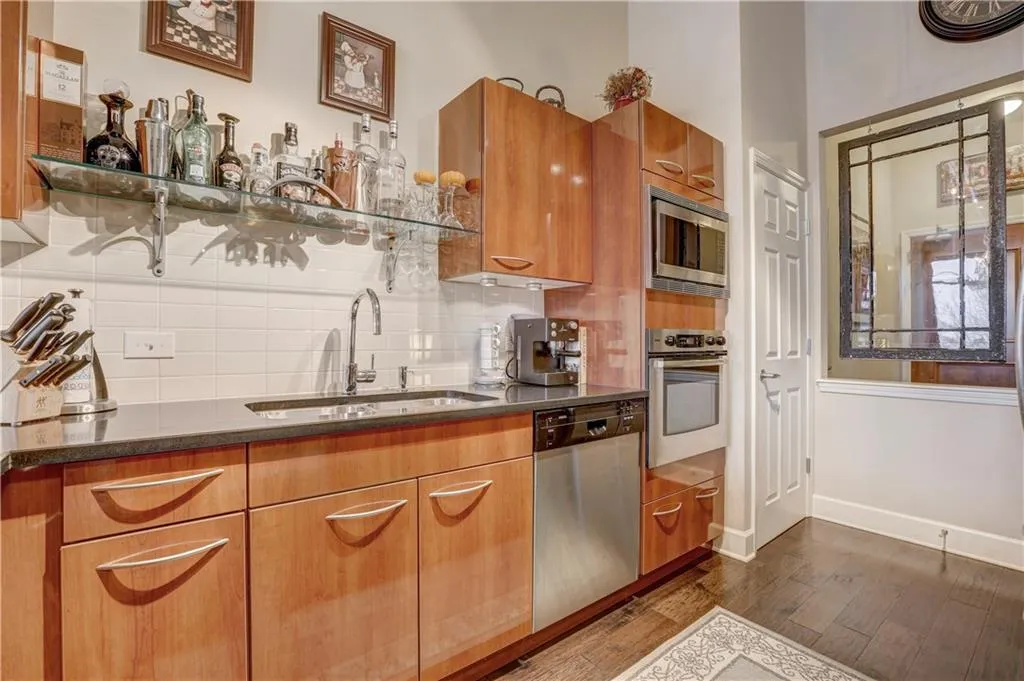 3820 Roswell Road Ne Unit 402, Atlanta, Georgia 30342, 2 Bedrooms Bedrooms, ,2 BathroomsBathrooms,Residential,Sold,3820 Roswell Road Ne Unit 402,5940120