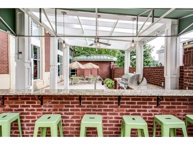 3820 Roswell Road Ne Unit 402, Atlanta, Georgia 30342, 2 Bedrooms Bedrooms, ,2 BathroomsBathrooms,Residential,Sold,3820 Roswell Road Ne Unit 402,5940120