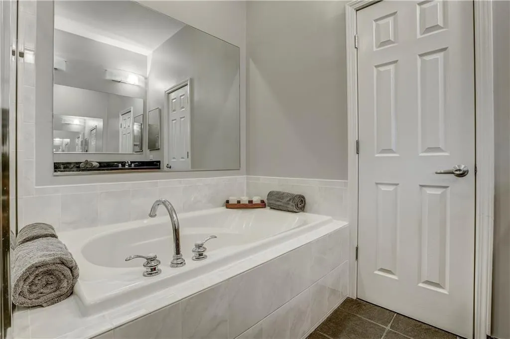 3820 Roswell Road Ne Unit 402, Atlanta, Georgia 30342, 2 Bedrooms Bedrooms, ,2 BathroomsBathrooms,Residential,Sold,3820 Roswell Road Ne Unit 402,5940120