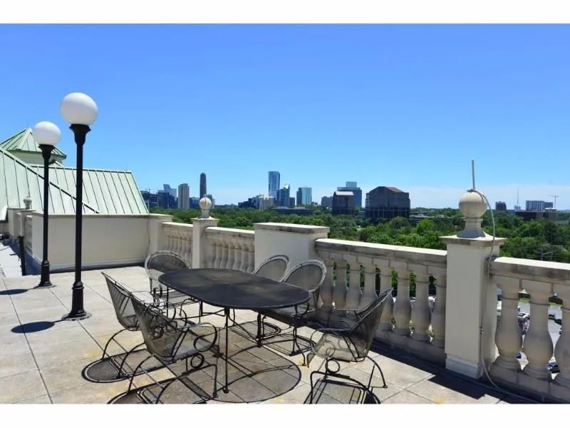 3820 Roswell Road Ne Unit 402, Atlanta, Georgia 30342, 2 Bedrooms Bedrooms, ,2 BathroomsBathrooms,Residential,Sold,3820 Roswell Road Ne Unit 402,5940120