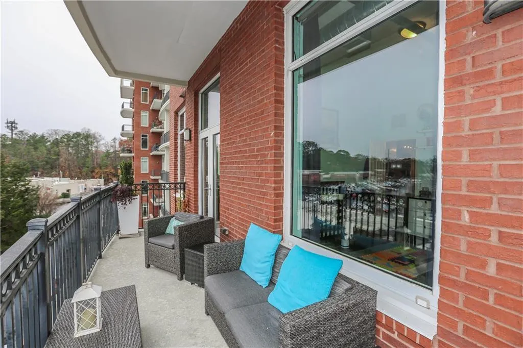3820 Roswell Road Ne Unit 402, Atlanta, Georgia 30342, 2 Bedrooms Bedrooms, ,2 BathroomsBathrooms,Residential,Sold,3820 Roswell Road Ne Unit 402,5940120