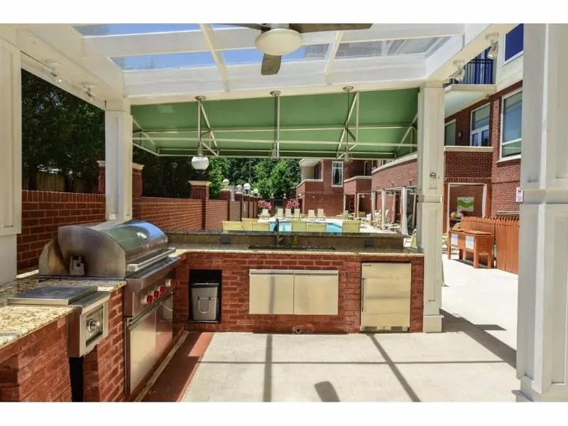 3820 Roswell Road Ne Unit 402, Atlanta, Georgia 30342, 2 Bedrooms Bedrooms, ,2 BathroomsBathrooms,Residential,Sold,3820 Roswell Road Ne Unit 402,5940120