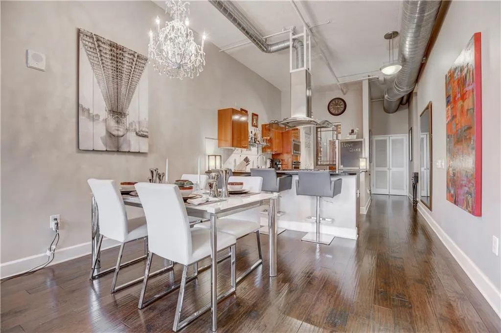 3820 Roswell Road Ne Unit 402, Atlanta, Georgia 30342, 2 Bedrooms Bedrooms, ,2 BathroomsBathrooms,Residential,Sold,3820 Roswell Road Ne Unit 402,5940120