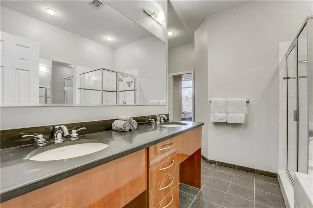 3820 Roswell Road Ne Unit 402, Atlanta, Georgia 30342, 2 Bedrooms Bedrooms, ,2 BathroomsBathrooms,Residential,Sold,3820 Roswell Road Ne Unit 402,5940120