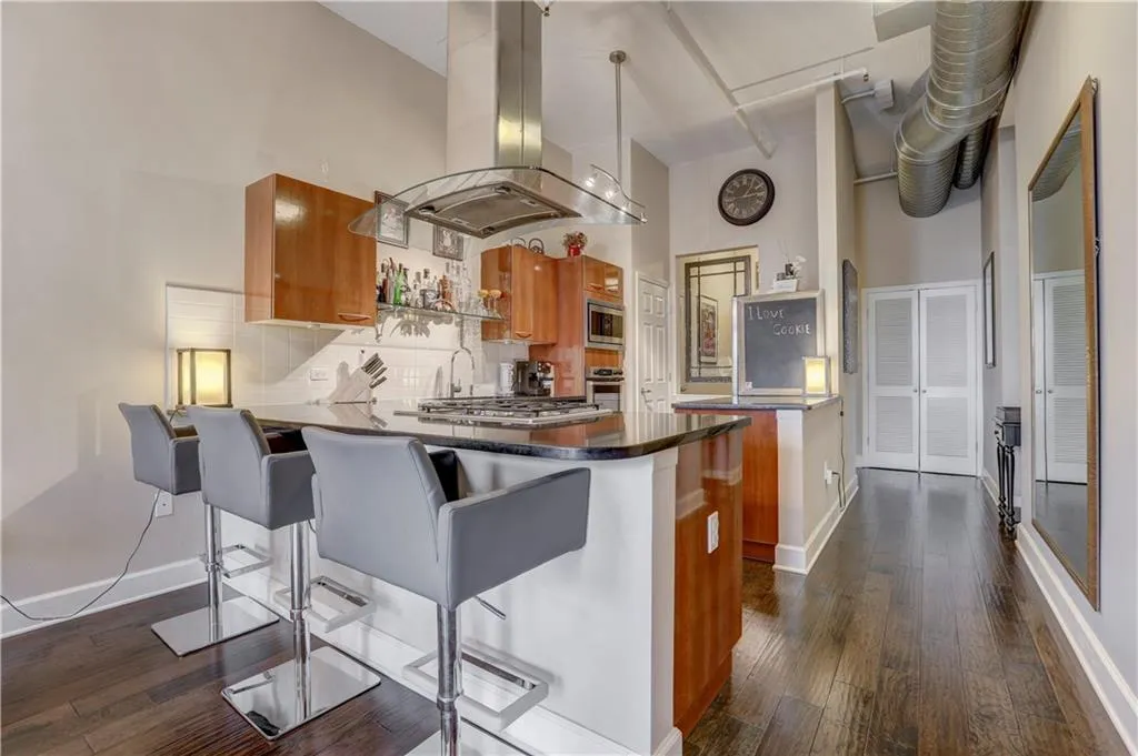 3820 Roswell Road Ne Unit 402, Atlanta, Georgia 30342, 2 Bedrooms Bedrooms, ,2 BathroomsBathrooms,Residential,Sold,3820 Roswell Road Ne Unit 402,5940120