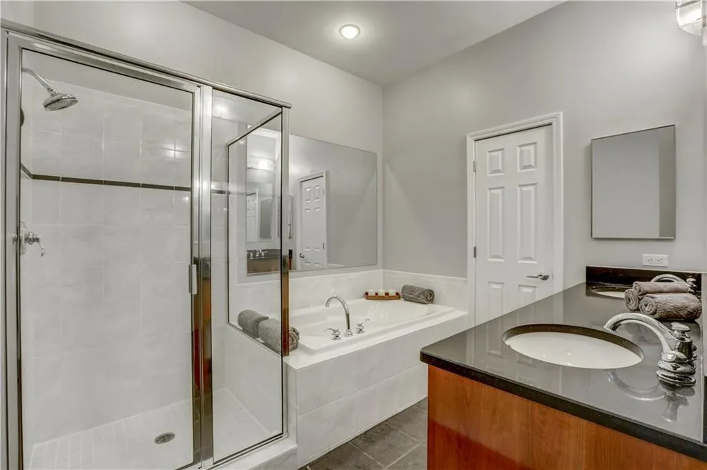 3820 Roswell Road Ne Unit 402, Atlanta, Georgia 30342, 2 Bedrooms Bedrooms, ,2 BathroomsBathrooms,Residential,Sold,3820 Roswell Road Ne Unit 402,5940120