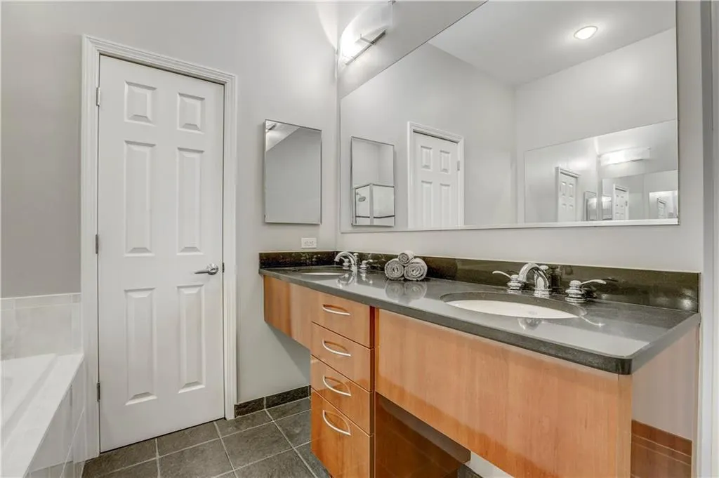 3820 Roswell Road Ne Unit 402, Atlanta, Georgia 30342, 2 Bedrooms Bedrooms, ,2 BathroomsBathrooms,Residential,Sold,3820 Roswell Road Ne Unit 402,5940120
