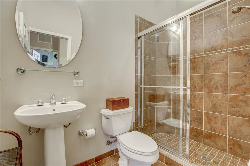 3820 Roswell Road Ne Unit 402, Atlanta, Georgia 30342, 2 Bedrooms Bedrooms, ,2 BathroomsBathrooms,Residential,Sold,3820 Roswell Road Ne Unit 402,5940120