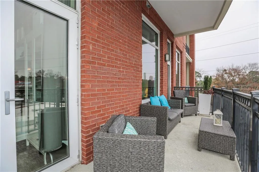 3820 Roswell Road Ne Unit 402, Atlanta, Georgia 30342, 2 Bedrooms Bedrooms, ,2 BathroomsBathrooms,Residential,Sold,3820 Roswell Road Ne Unit 402,5940120