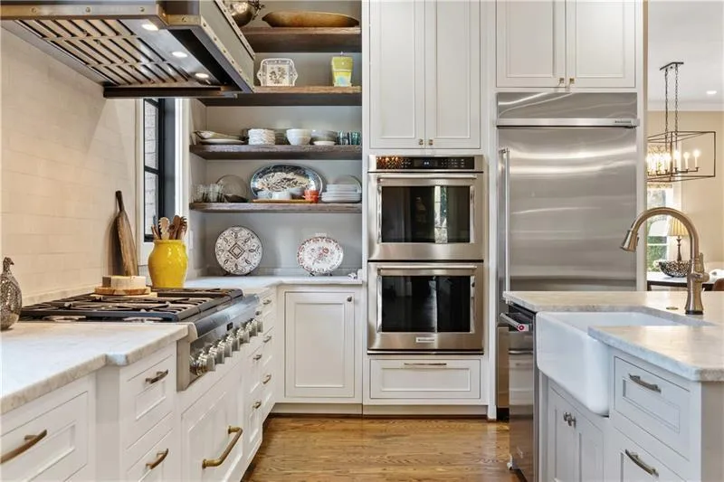 Gas Cooktop and double ovens to host and cook for family and friends easily Gas Cooktop and double ovens to host and cook for family and friends easily