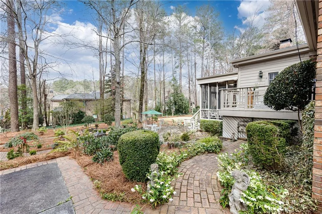 5550 Cross Gate Court, Sandy Springs, Georgia 30327, 5 Bedrooms Bedrooms, ,4 BathroomsBathrooms,Residential,Sold,5550 Cross Gate Court,7017189