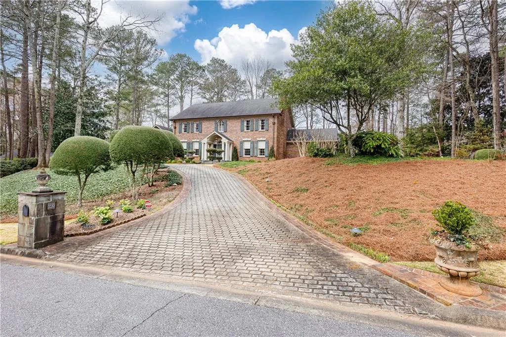 5550 Cross Gate Court, Sandy Springs, Georgia 30327, 5 Bedrooms Bedrooms, ,4 BathroomsBathrooms,Residential,Sold,5550 Cross Gate Court,7017189