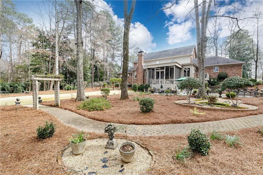 5550 Cross Gate Court, Sandy Springs, Georgia 30327, 5 Bedrooms Bedrooms, ,4 BathroomsBathrooms,Residential,Sold,5550 Cross Gate Court,7017189