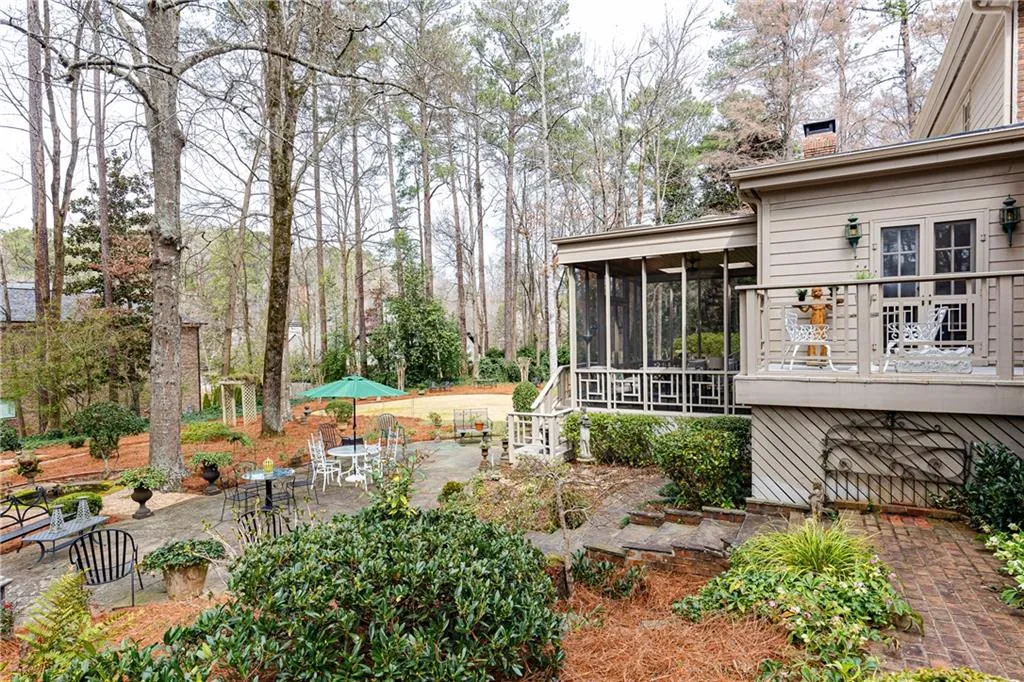 5550 Cross Gate Court, Sandy Springs, Georgia 30327, 5 Bedrooms Bedrooms, ,4 BathroomsBathrooms,Residential,Sold,5550 Cross Gate Court,7017189