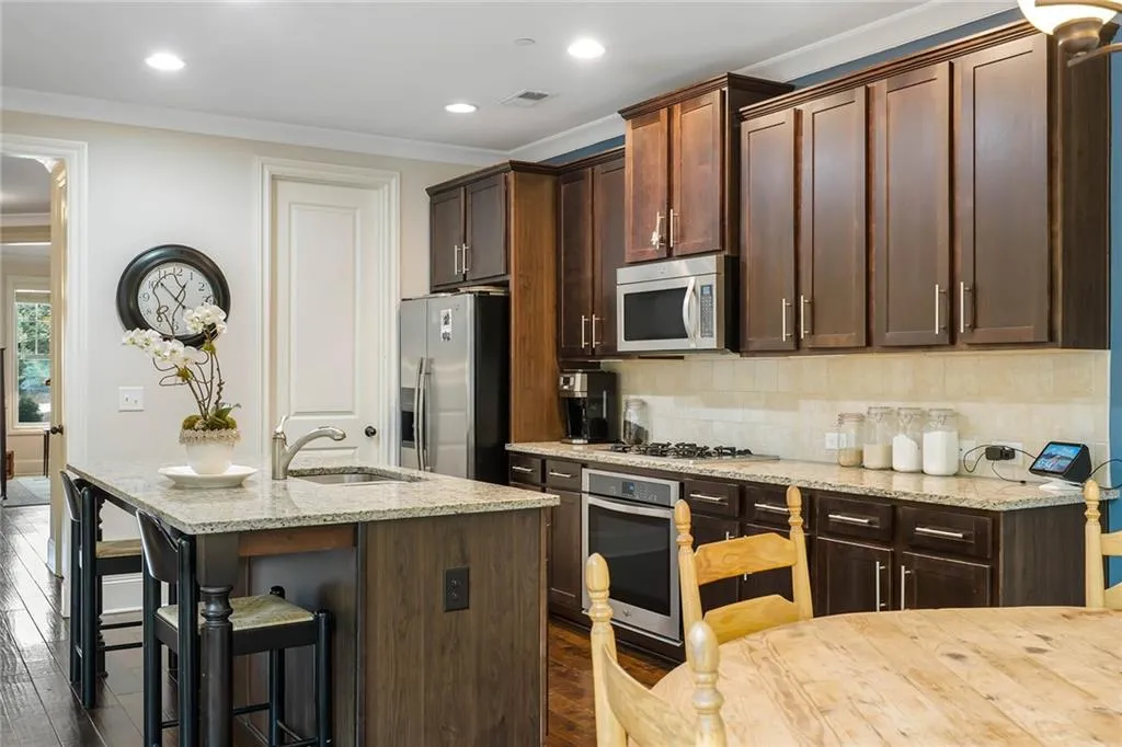 7805 Highland Bluff, Sandy Springs, Georgia 30328, 4 Bedrooms Bedrooms, ,2 BathroomsBathrooms,Residential,Sold,7805 Highland Bluff,6917151