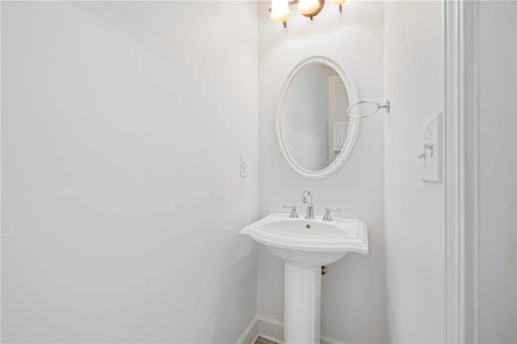 2827 Overlook Trace Ne, Atlanta, Georgia 30324, 4 Bedrooms Bedrooms, ,2 BathroomsBathrooms,Residential,For Sale,2827 Overlook Trace Ne,7561730
