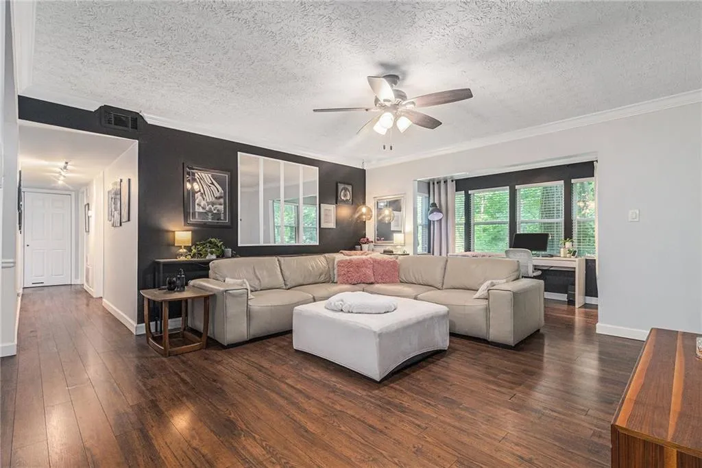 5149 Roswell Road Unit 1, Atlanta, Georgia 30342, 2 Bedrooms Bedrooms, ,1 BathroomBathrooms,Residential,For Sale,5149 Roswell Road Unit 1,7605214