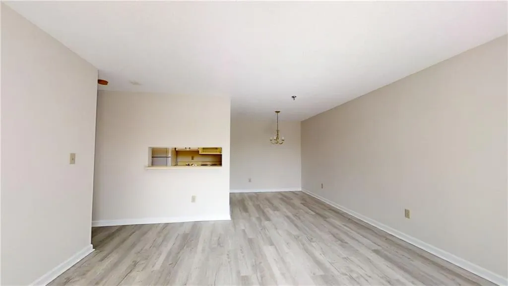 300 Johnson Ferry Road Ne Unit B402, Sandy Springs, Georgia 30328, 1 Bedroom Bedrooms, ,1 BathroomBathrooms,Residential,Sold,300 Johnson Ferry Road Ne Unit B402,7142668