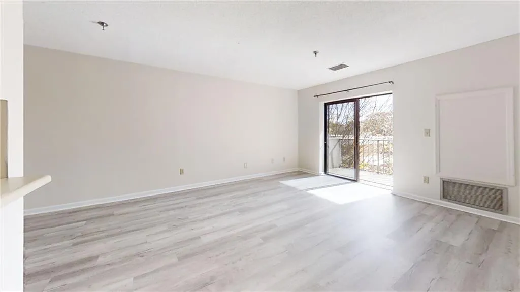 300 Johnson Ferry Road Ne Unit B402, Sandy Springs, Georgia 30328, 1 Bedroom Bedrooms, ,1 BathroomBathrooms,Residential,Sold,300 Johnson Ferry Road Ne Unit B402,7142668