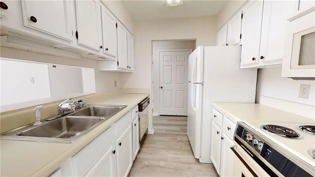 300 Johnson Ferry Road Ne Unit B402, Sandy Springs, Georgia 30328, 1 Bedroom Bedrooms, ,1 BathroomBathrooms,Residential,Sold,300 Johnson Ferry Road Ne Unit B402,7142668