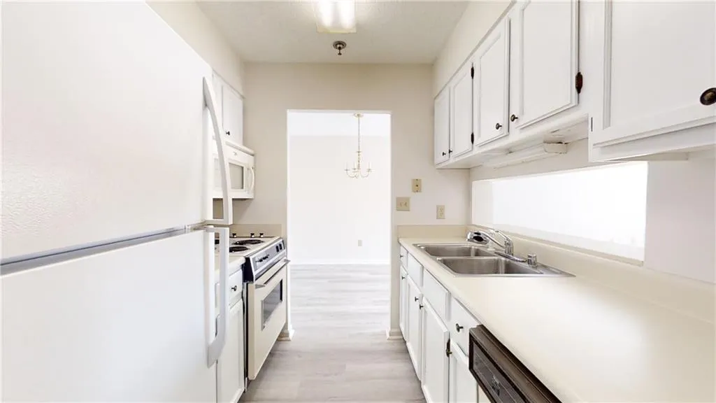 300 Johnson Ferry Road Ne Unit B402, Sandy Springs, Georgia 30328, 1 Bedroom Bedrooms, ,1 BathroomBathrooms,Residential,Sold,300 Johnson Ferry Road Ne Unit B402,7142668
