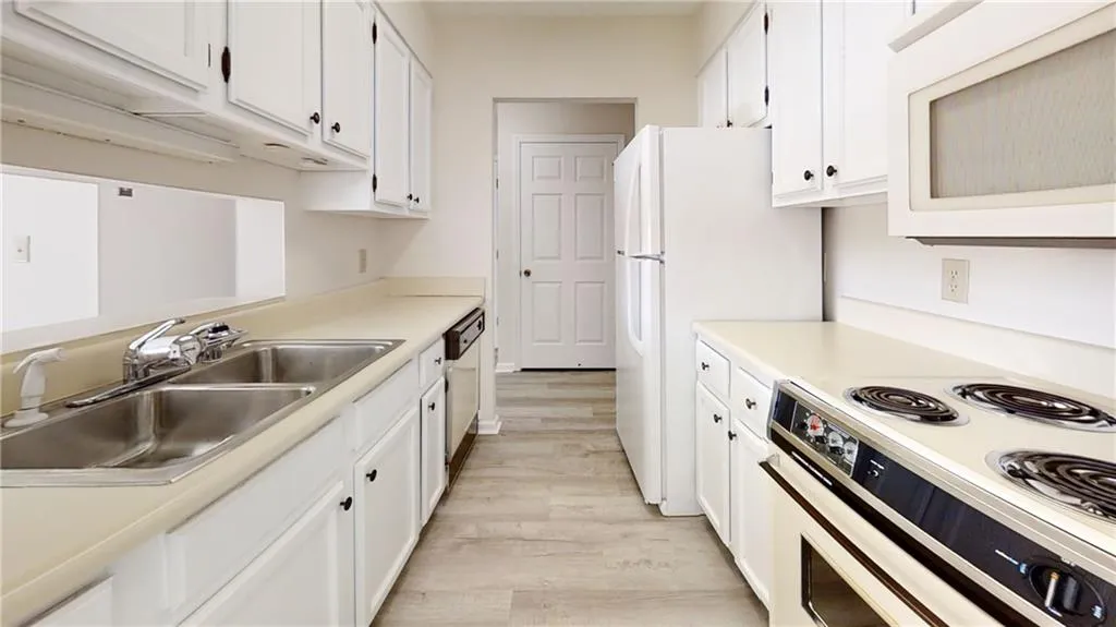 300 Johnson Ferry Road Ne Unit B402, Sandy Springs, Georgia 30328, 1 Bedroom Bedrooms, ,1 BathroomBathrooms,Residential,Sold,300 Johnson Ferry Road Ne Unit B402,7142668