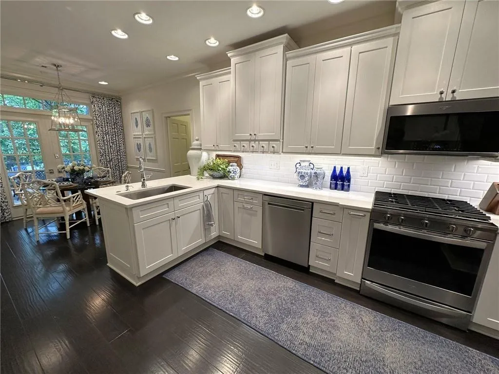 7155 Roswell Road Unit 60, Sandy Springs, Georgia 30328, 3 Bedrooms Bedrooms, ,3 BathroomsBathrooms,Residential,Sold,7155 Roswell Road Unit 60,7759512