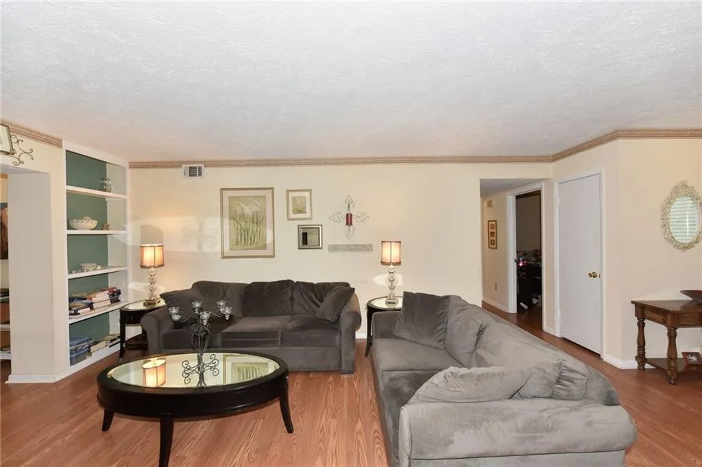 8740 Roswell Road Unit 1b, Sandy Springs, Georgia 30350, 2 Bedrooms Bedrooms, ,2 BathroomsBathrooms,Residential,Sold,8740 Roswell Road Unit 1b,6008816