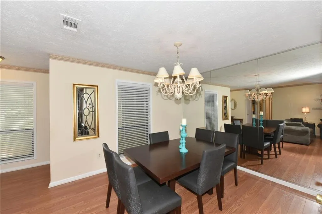 8740 Roswell Road Unit 1b, Sandy Springs, Georgia 30350, 2 Bedrooms Bedrooms, ,2 BathroomsBathrooms,Residential,Sold,8740 Roswell Road Unit 1b,6008816