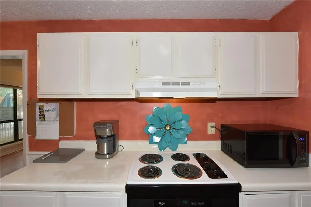 8740 Roswell Road Unit 1b, Sandy Springs, Georgia 30350, 2 Bedrooms Bedrooms, ,2 BathroomsBathrooms,Residential,Sold,8740 Roswell Road Unit 1b,6008816