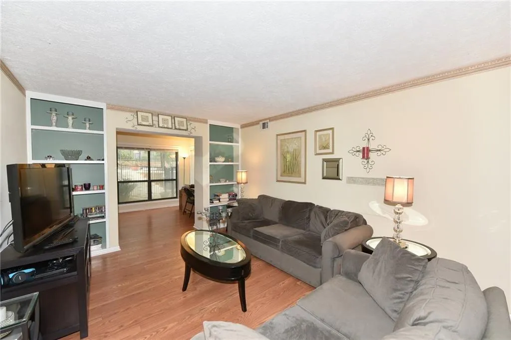 8740 Roswell Road Unit 1b, Sandy Springs, Georgia 30350, 2 Bedrooms Bedrooms, ,2 BathroomsBathrooms,Residential,Sold,8740 Roswell Road Unit 1b,6008816