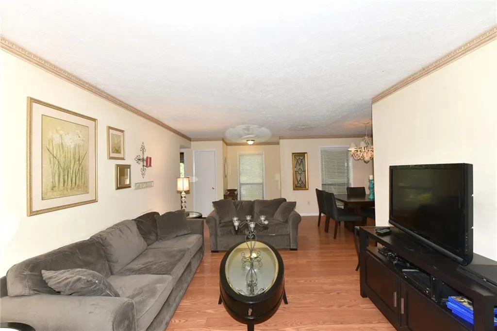 8740 Roswell Road Unit 1b, Sandy Springs, Georgia 30350, 2 Bedrooms Bedrooms, ,2 BathroomsBathrooms,Residential,Sold,8740 Roswell Road Unit 1b,6008816